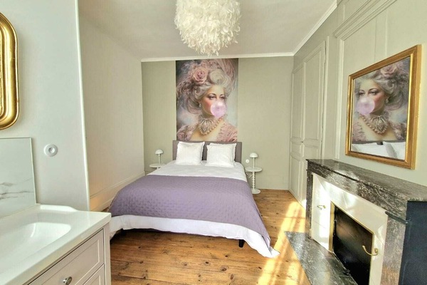 Chambre 1 lit double 160x200cm + salle de douche (lavabo + douche)