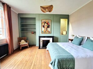 4 bedrooms, desk, iron/ironing board, travel cot
