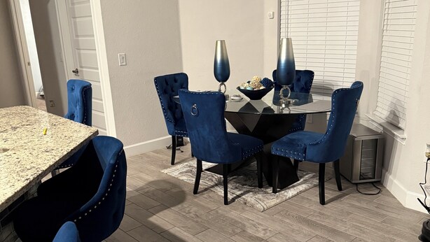 A dining area with a table, chairs, and a chandelier. - 3-bedroom house in beautiful Port Charlotte with cool vibes (Port Charlotte)