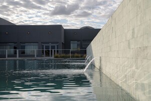 Una piscina techada, una piscina al aire libre de temporada
