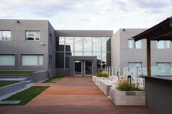 Terrace/patio - Howard Johnson Hotel & Spa Bahía Blanca (Bahía Blanca)