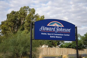 Señal del Hotel, Spa y Centro de Convenciones Howard Johnson en Bahía Blanca.