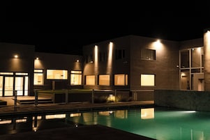 Una piscina techada, una piscina al aire libre de temporada