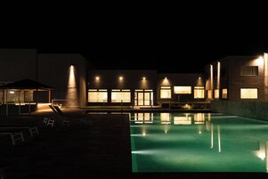 Una piscina cubierta, una piscina al aire libre de temporada, tumbonas
