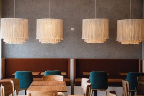 Petit déjeuner, déjeuner et dîner servis sur place