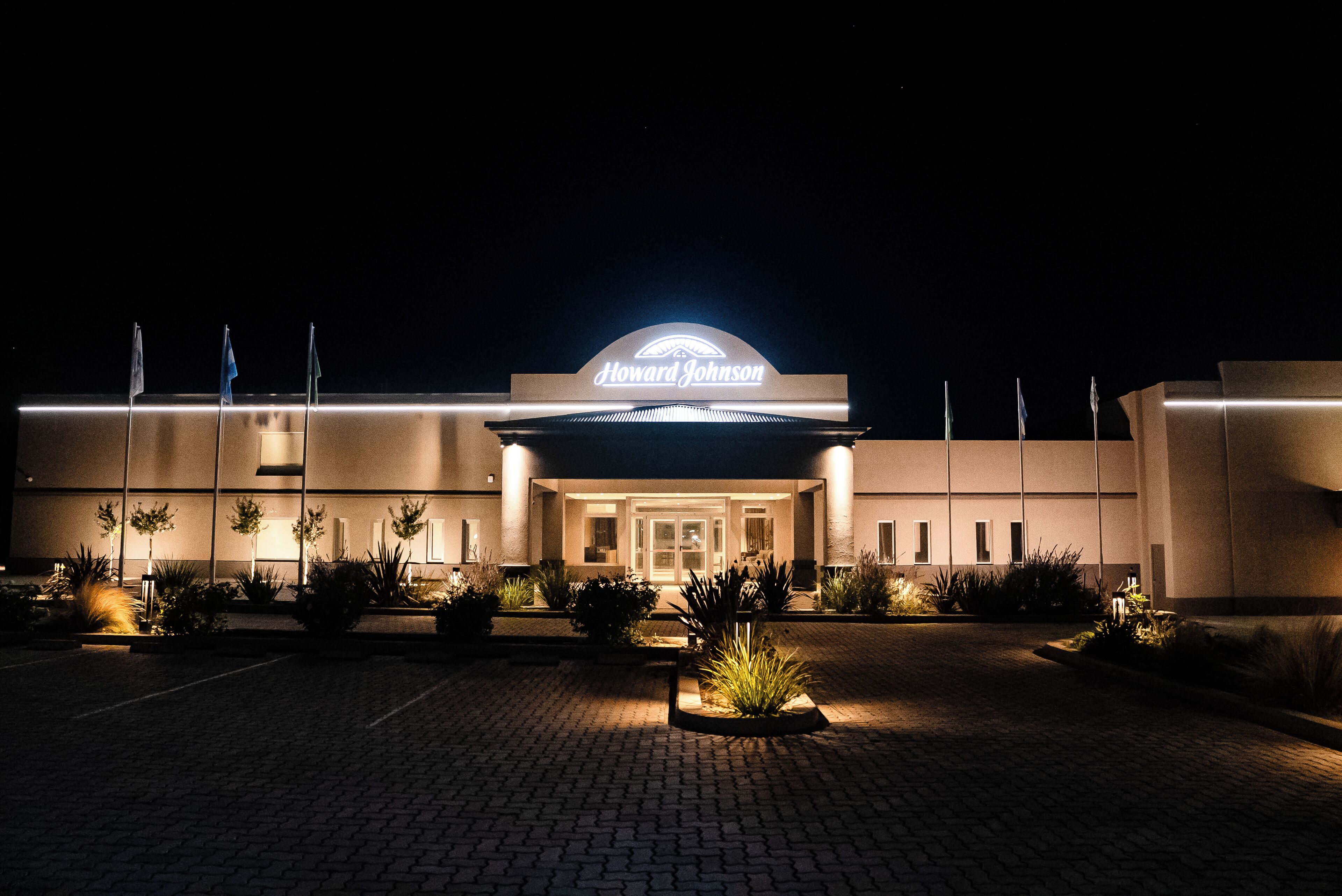 Entrada de hotel con un cartel que dice 'Howard Johnson'.