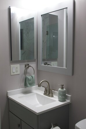 Douche, sèche-cheveux, serviettes fournies, savon
