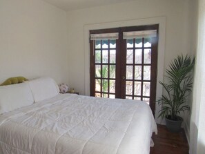 Iron/ironing board, bed sheets - Your Kansas City World Cup Base – Walkable, Private, BUDGET June 12-July 13 only (Kansas City)