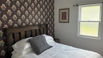 4 bedrooms, iron/ironing board, WiFi, bed sheets