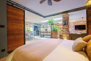 Tabla de planchar con plancha, internet y ropa de cama 