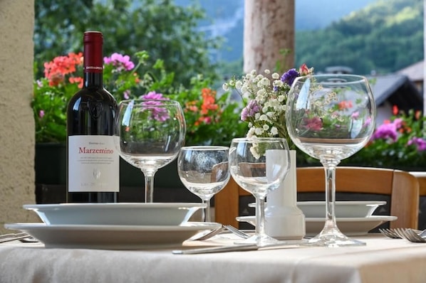 Outdoor dining - Hotel Soran (San Lorenzo Dorsino)