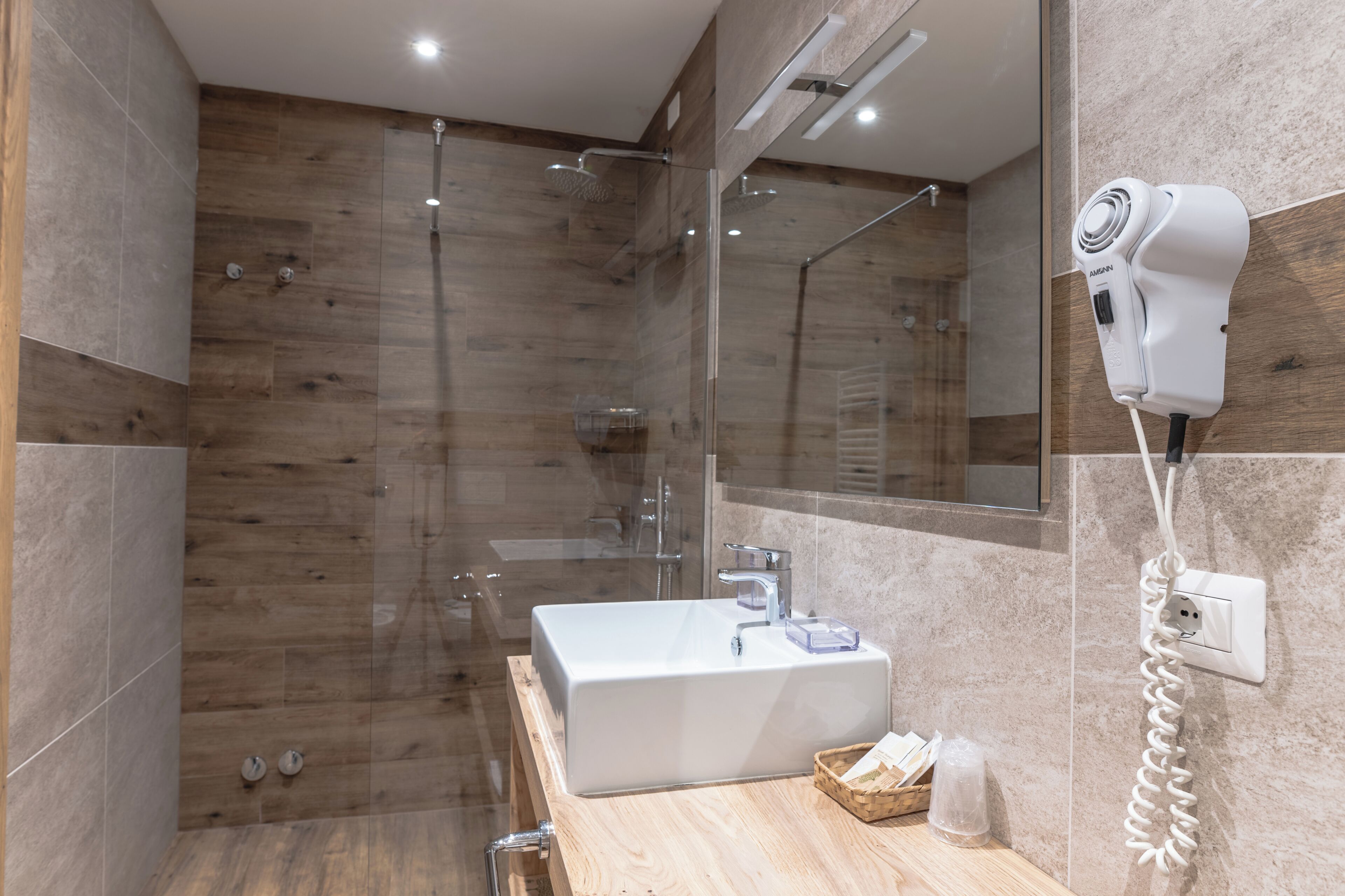 Familienzimmer, Balkon, Talblick | Badezimmer