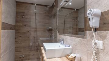 Familienzimmer, Balkon, Talblick | Badezimmer