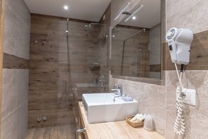 Family Room, Balcony, Valley View | Bathroom - Hotel Soran (San Lorenzo Dorsino)