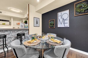 Apartment, Accessible - Modern 2BR 2BA w King Bed Pools Gym 1 (Tampa)