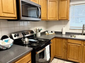 Private kitchen - Sweet Sarasota Waterfront- 2 bedroom with boat dock! (Sarasota)