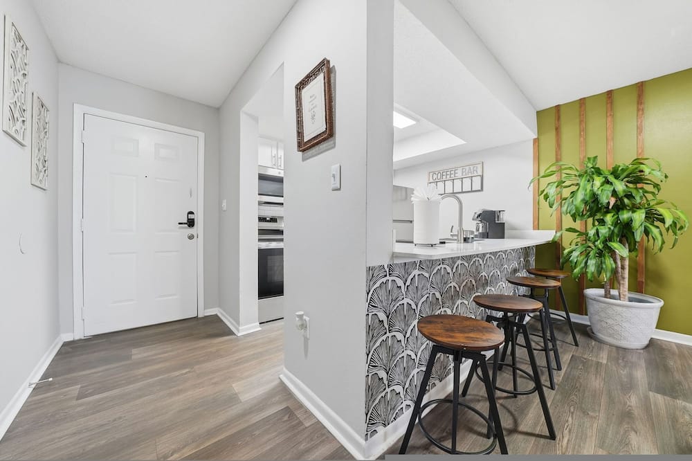 Modern 2BR 2BA w King Bed Pool Gym 10 - Westchase, FL