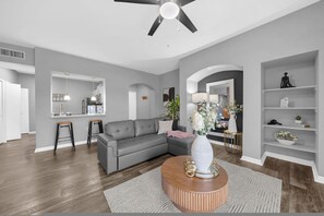 Room - Modern 2BR Pool Gym Pet-friendly 12 (Tampa)