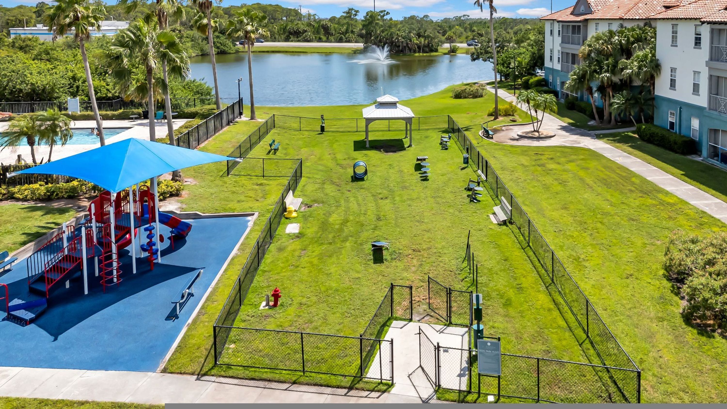 Um parque com parquinho, um coreto e um lago.