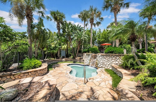 Vibrant 2BR 2BA w King Bed Pool Gym 11