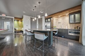 Apartment, Accessible - Stylish 2BR w Pool Pet-friendly Unit 13 (Tampa)