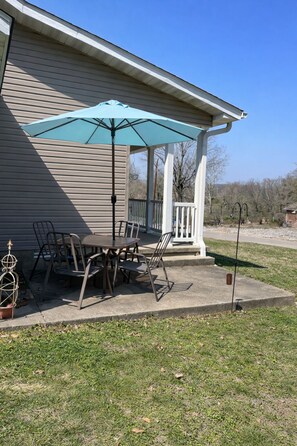Outdoor dining - Spring River Retreat/Walk to River/Fire PIt/Quiet Location (Mammoth Spring)