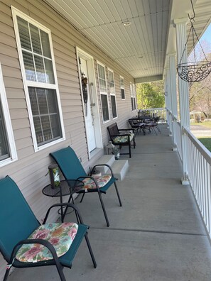 Terrace/patio - Spring River Retreat/Walk to River/Fire PIt/Quiet Location (Mammoth Spring)