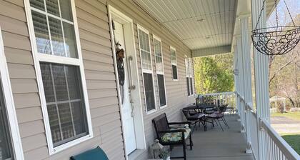 Spring River Retreat/Walk to River/Fire PIt/Quiet Location