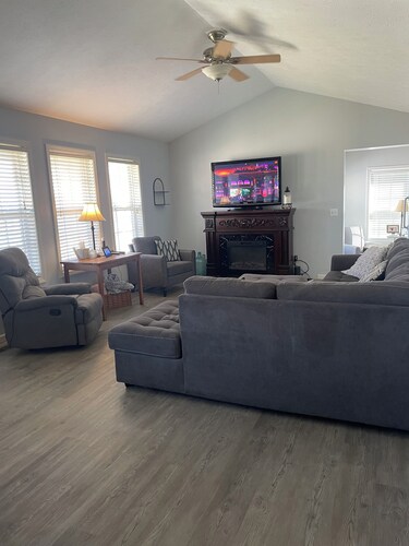 Spring River Retreat/Walk to River/Fire PIt/Quiet Location