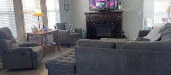 Spring River Retreat/Walk to River/Fire PIt/Quiet Location