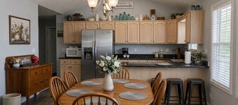 Spring River Retreat/Walk to River/Fire PIt/Quiet Location