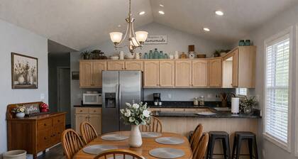 Spring River Retreat/Walk to River/Fire PIt/Quiet Location
