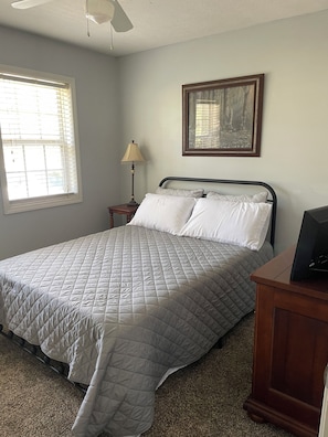 2 bedrooms, WiFi, bed sheets - Spring River Retreat/Walk to River/Fire PIt/Quiet Location (Mammoth Spring)