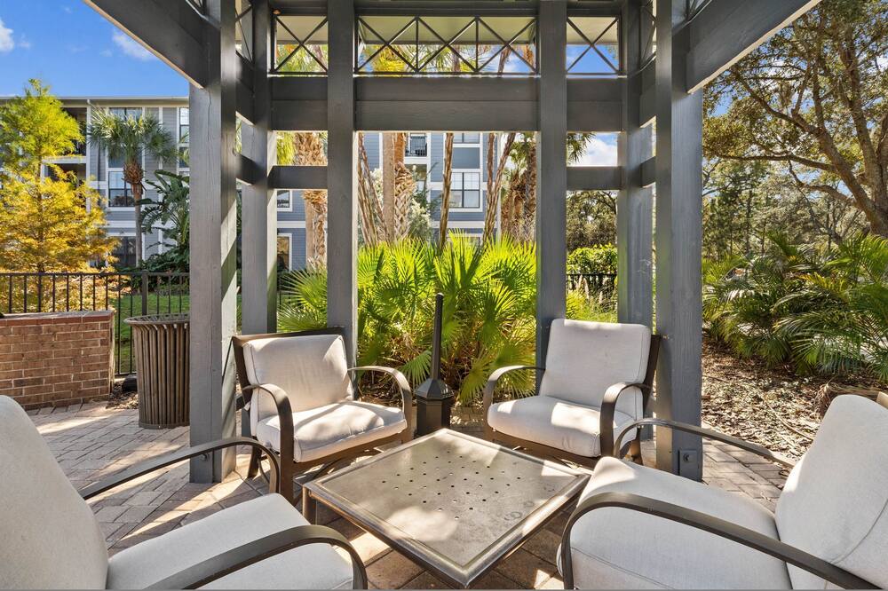 Stylish 2BR Corporate Stay Pool Balcony 2 - Key Haven Court, FL