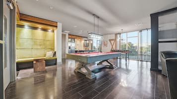 2 bedrooms, desk