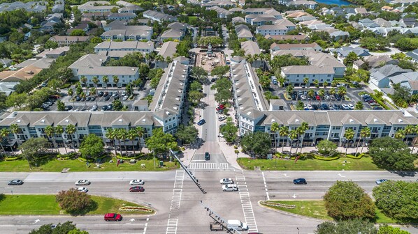 A residential area with multiple-story houses, a central road, and a parking lot. - Spacious 3BR 2BA w Pool Gym Near Airport 4 (Tampa)