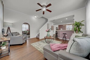 House - Modern 2BR 2BA Pool Gym Near Airport 8 (Tampa)