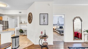 Apartment, Accessible - Modern 2BR 2BA Pool Gym Near Airport 9 (Tampa)