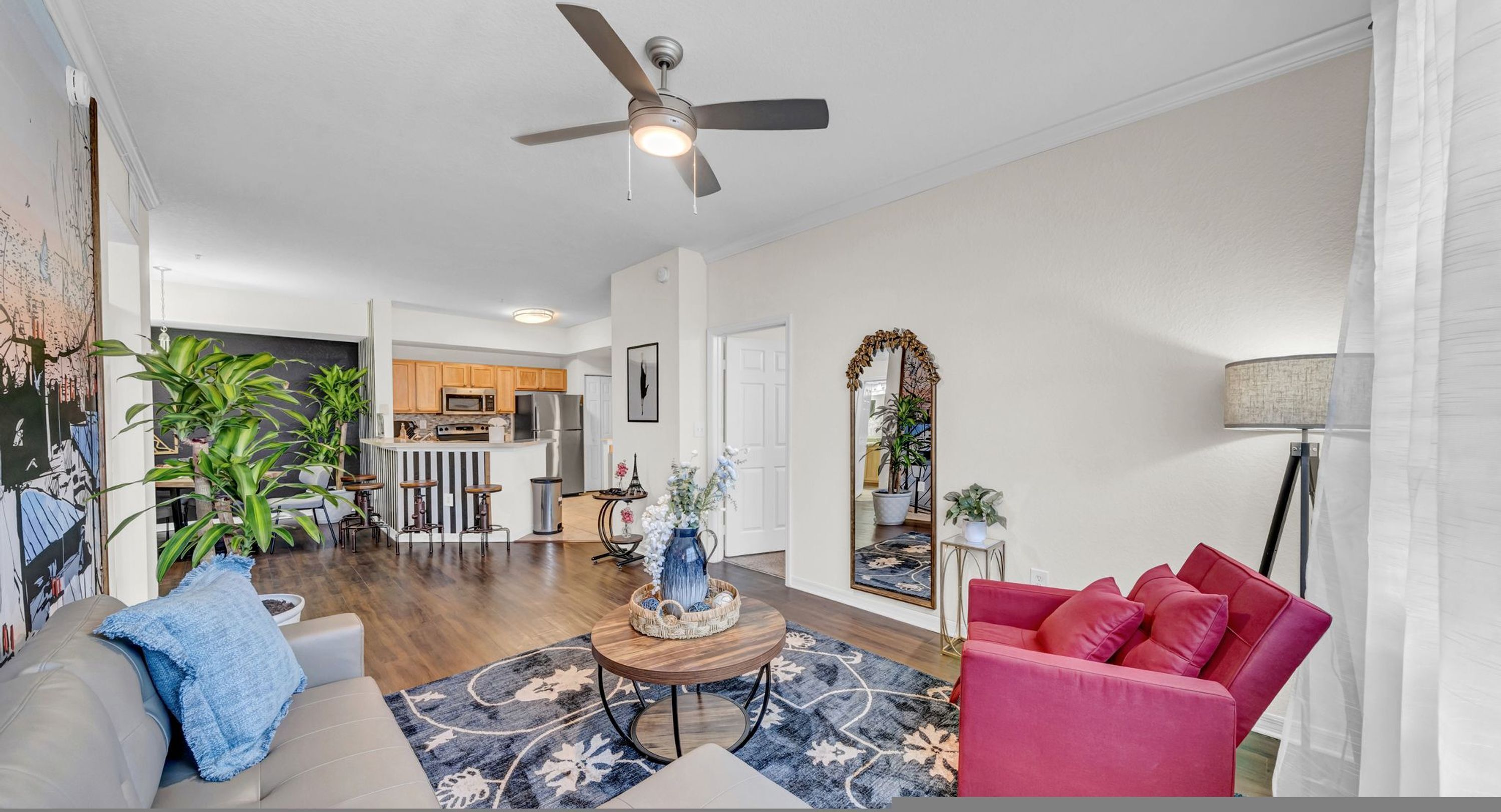 2 bedrooms, desk