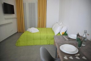 WiFi, bed sheets - Farina Rooms & Apartments - Hospitality with a View and Comfort in the City (San Nicola La Strada)