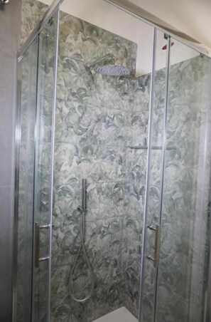 Shower, hair dryer, bidet, towels - Farina Rooms & Apartments - Hospitality with a View and Comfort in the City (San Nicola La Strada)