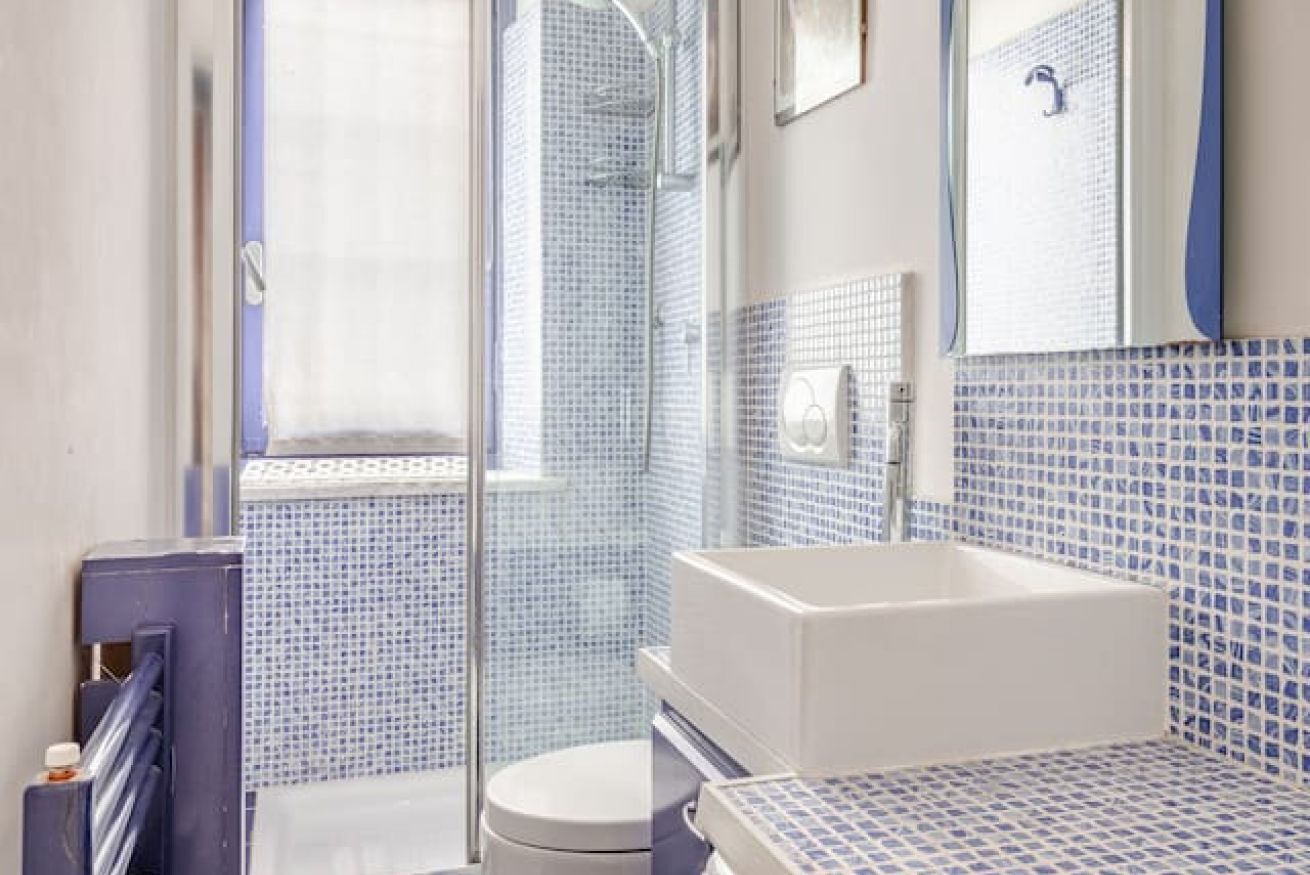 Doccia, vasca idromassaggio, asciugacapelli, bidet