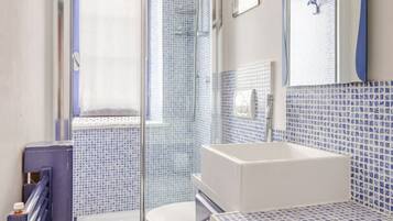 Doccia, vasca idromassaggio, asciugacapelli, bidet