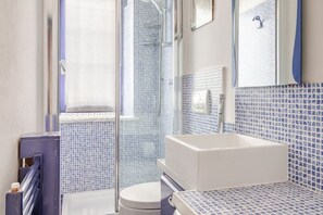 Doccia, vasca idromassaggio, asciugacapelli, bidet