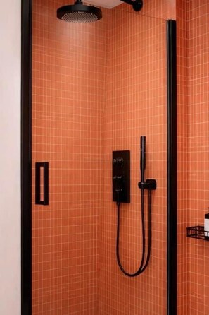 Shower, hair dryer, towels, soap - Executive 1 Bedroom Apartment (London)