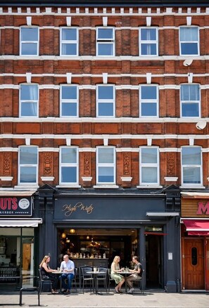 Exterior - Executive 1 Bedroom Apartment (London)