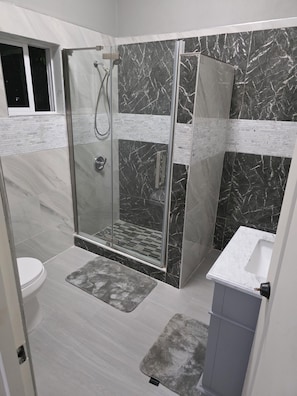 Douche, serviettes fournies, savon, papier de toilette