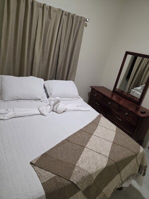 3 bedrooms, iron/ironing board, WiFi, bed sheets