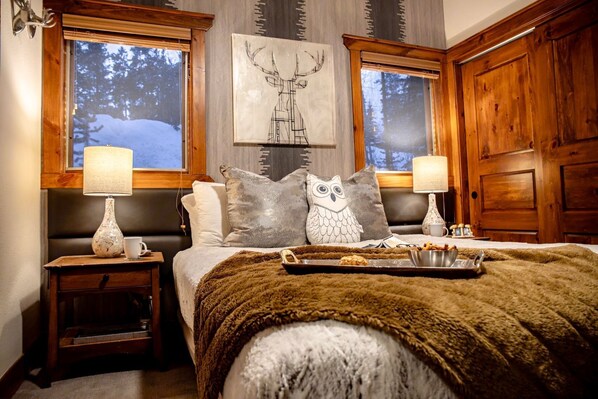 3 bedrooms, desk, iron/ironing board, travel cot - Ski/bike‑in/out • hot tub • mid‑mountain retreat (Breckenridge)