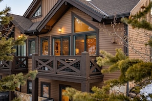 Exterior detail - Ski/bike‑in/out • hot tub • mid‑mountain retreat (Breckenridge)